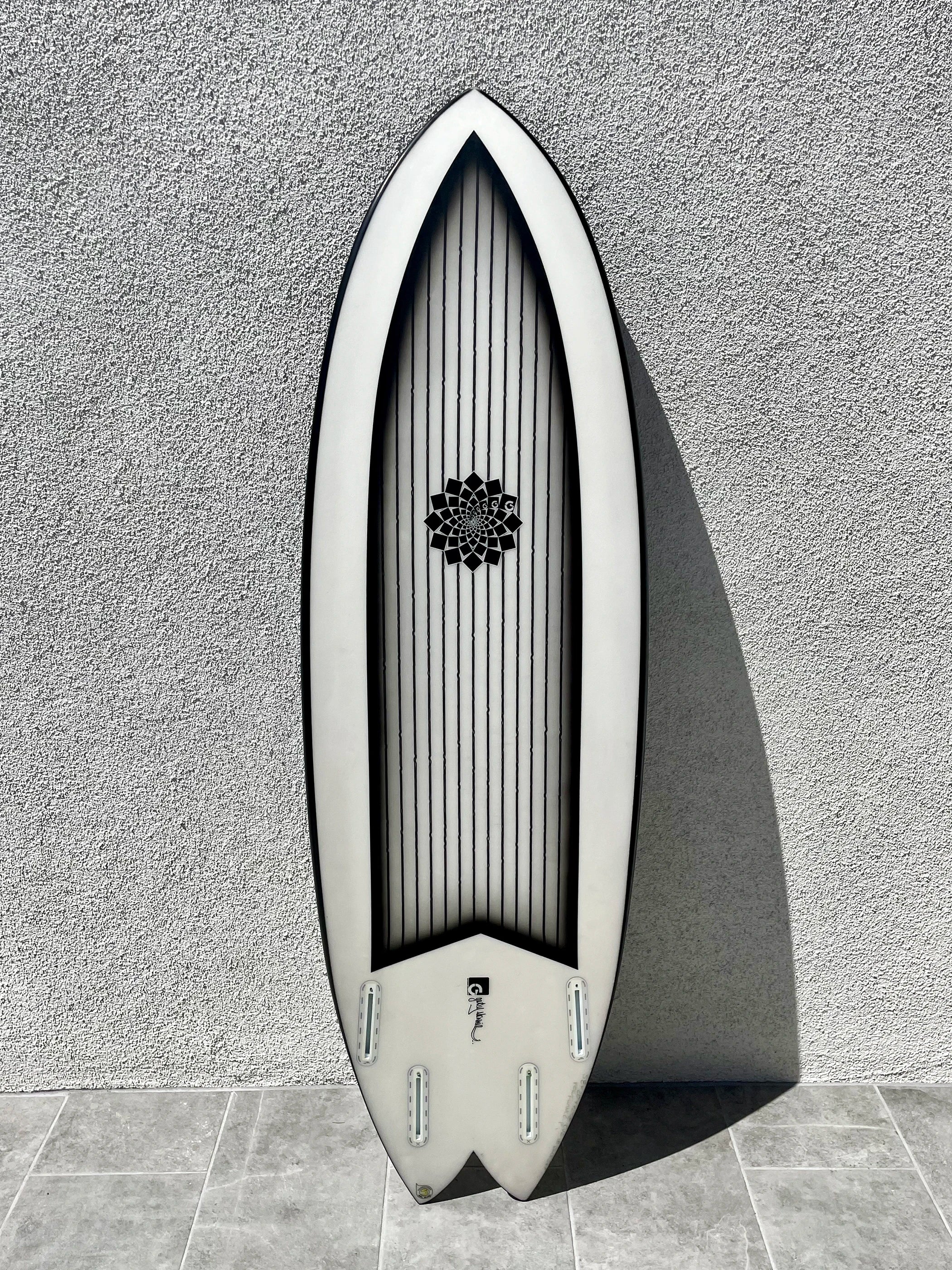 Gary McNeill Concepts | 5'8” CV2 Abstract Surfboard (USED) Gary McNeill Concepts | 5'8” CV2 Abstract Surfboard (USED)
